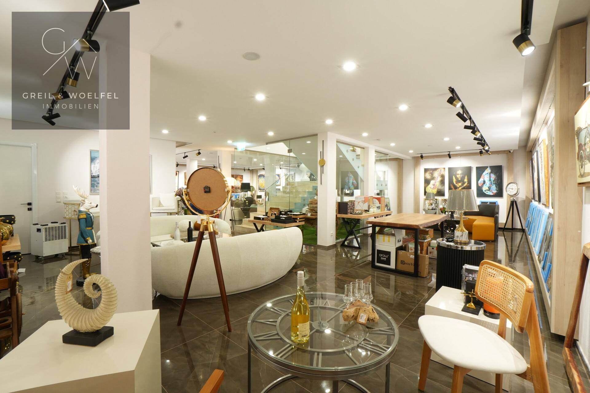 Großzügiger Verkaufsraum mit vielfältigen Ausstellungsbereichen, moderner Einrichtung und heller Atmosphäre.
