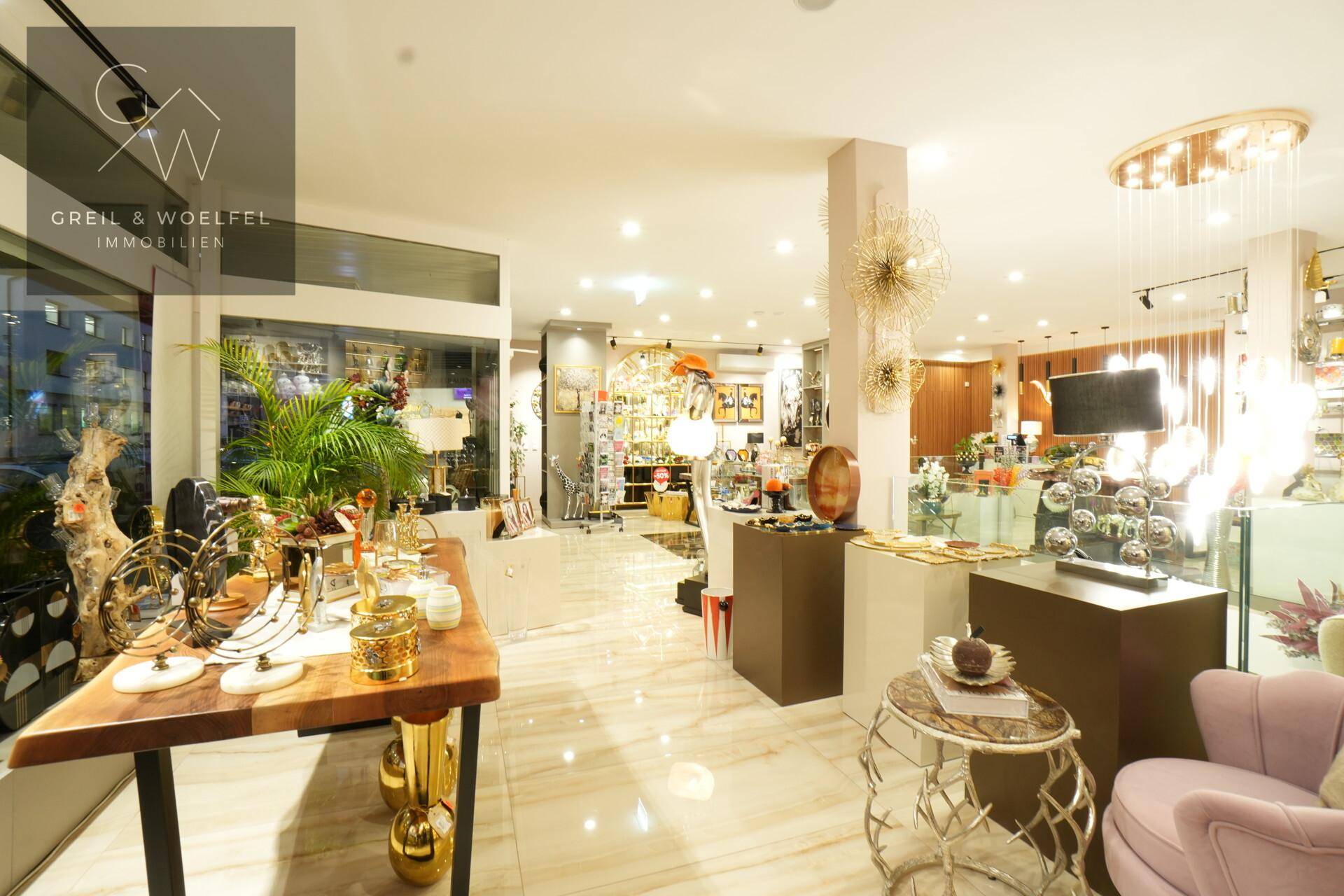 Eleganter Verkaufsraum mit stilvollen Möbeln, dekorativen Elementen und hellem Fliesenboden.