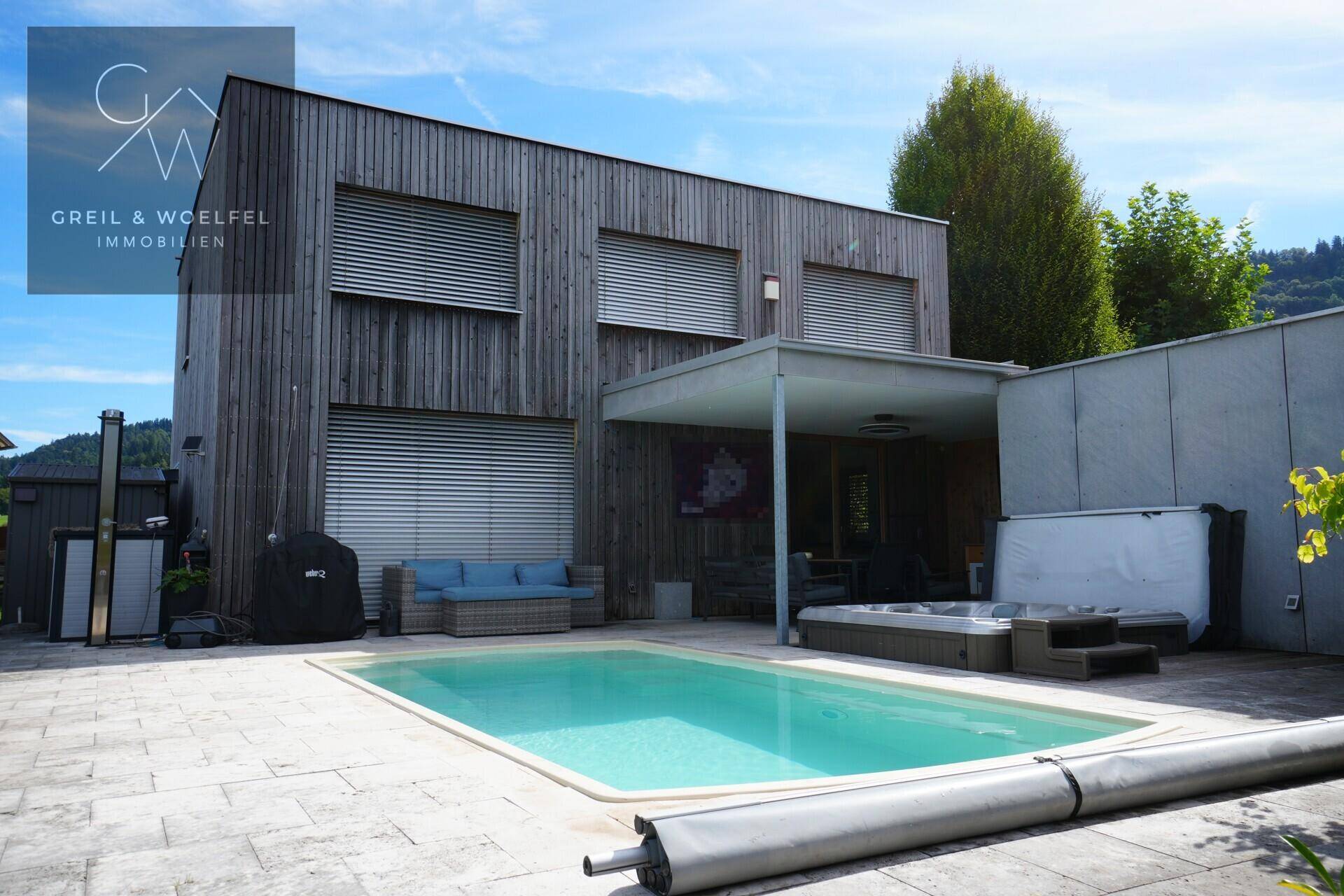 Terrasse mit Pool und Whirlpool