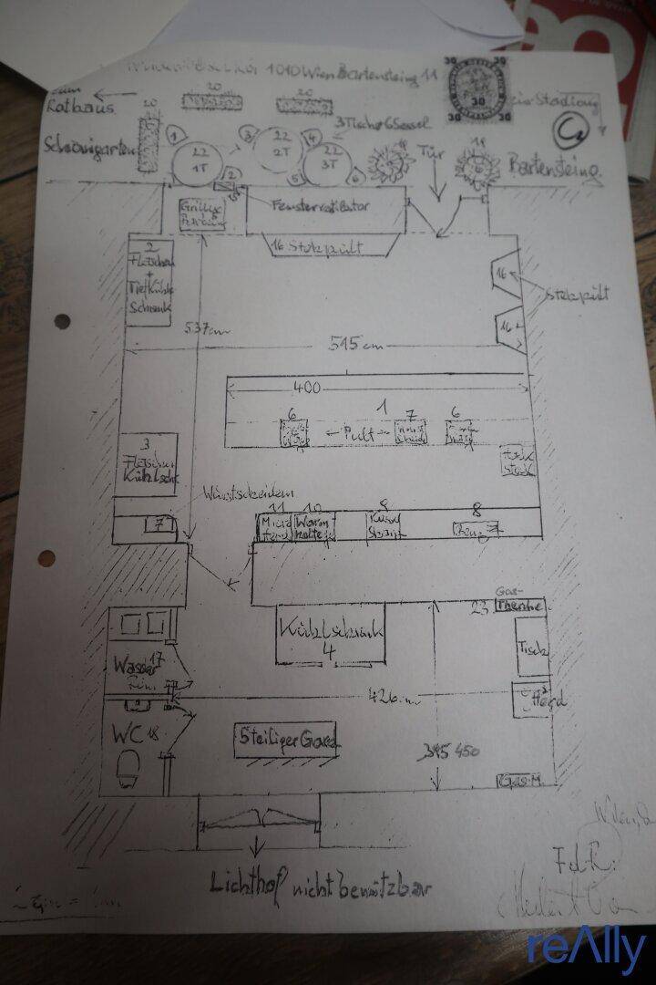 Handgezeichneter Grundrissplan eines Geschäfts mit verschiedenen Bereichen und Maßen.