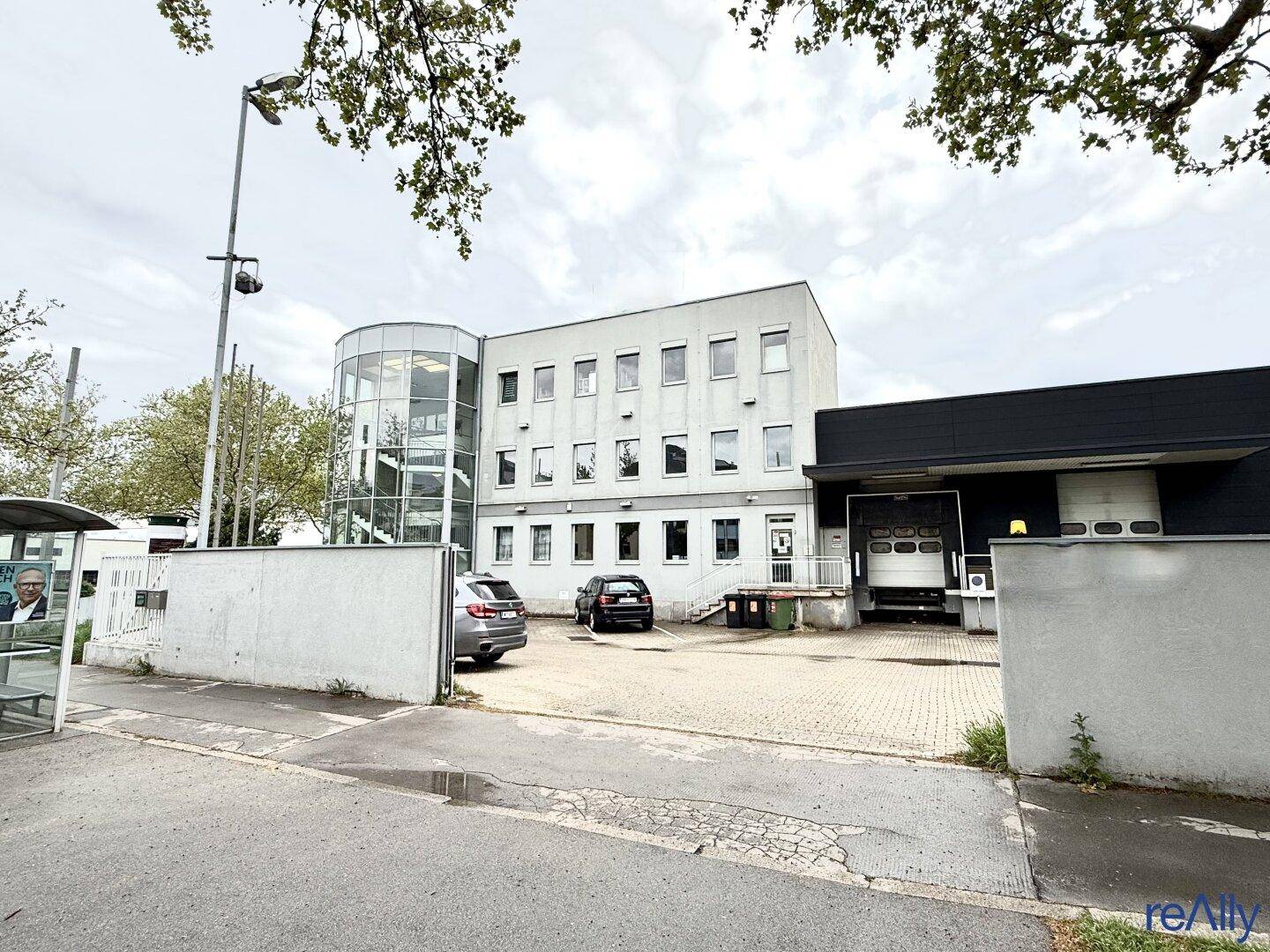 Gesamtansicht des Büro- und Lagergebäudes mit Laderampe und Parkmöglichkeiten.