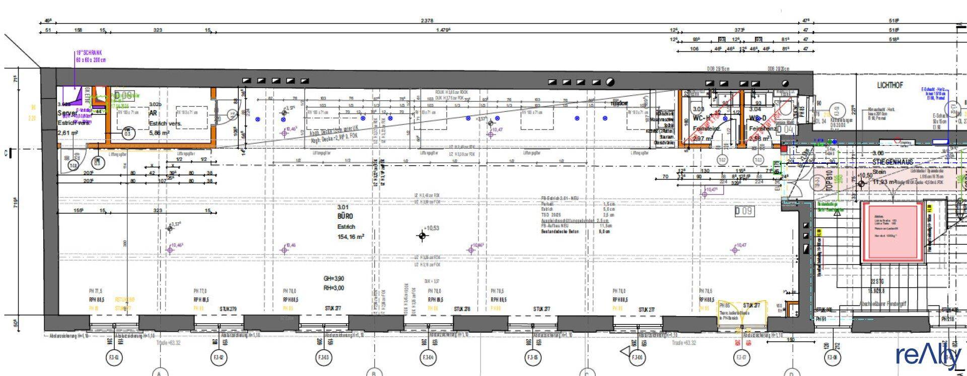 Detaillierter Grundriss einer großen Gewerbefläche mit mehreren Räumen und technischen Installationen.