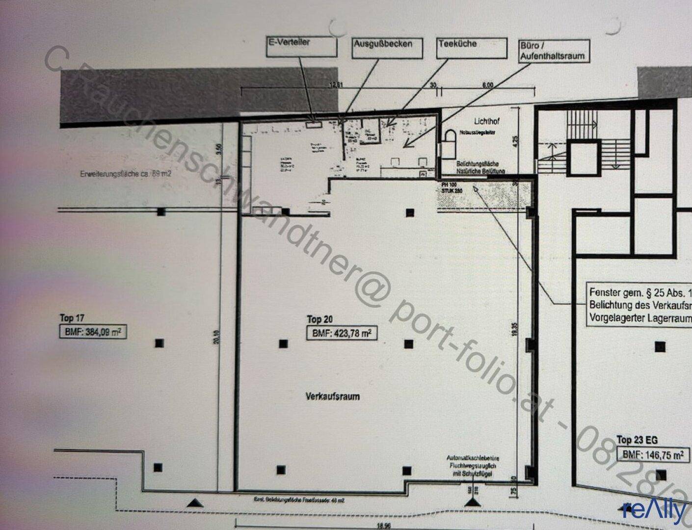 Detaillierter Grundrissplan eines Gewerbeobjekts mit verschiedenen Flächen und einem Lichthof.