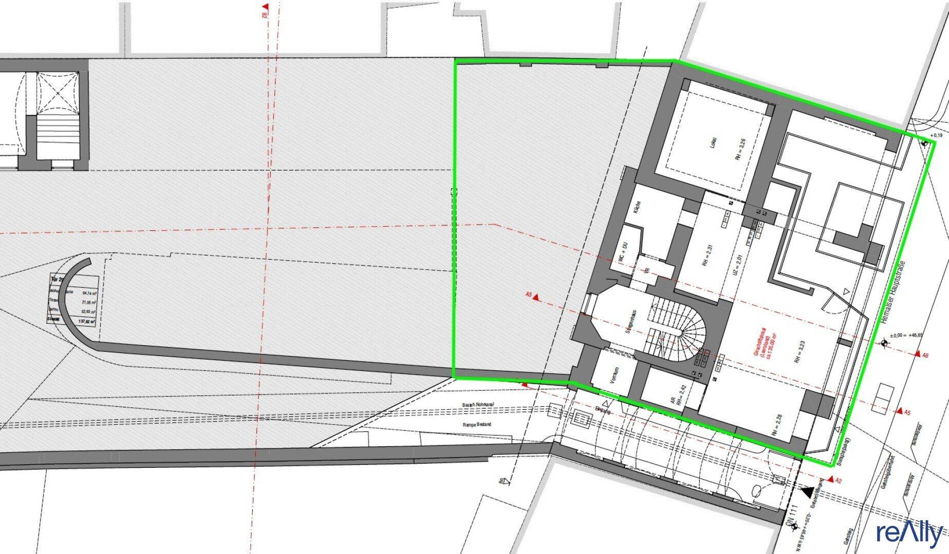 Übersichtsplan des Grundstücks mit Gebäudegrundriss und angrenzenden Bereichen, inklusive Garagenzufahrt.
