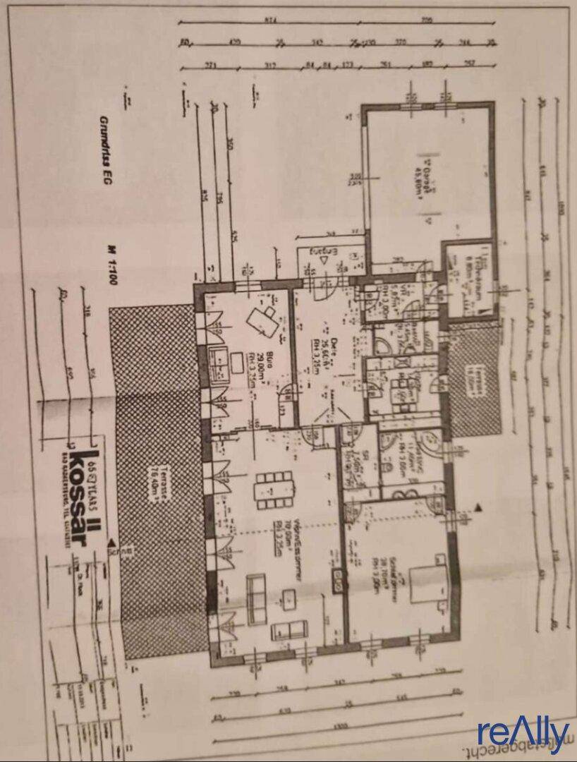 Grundriss des Erdgeschosses mit Raumaufteilung und Zugang zur Terrasse.