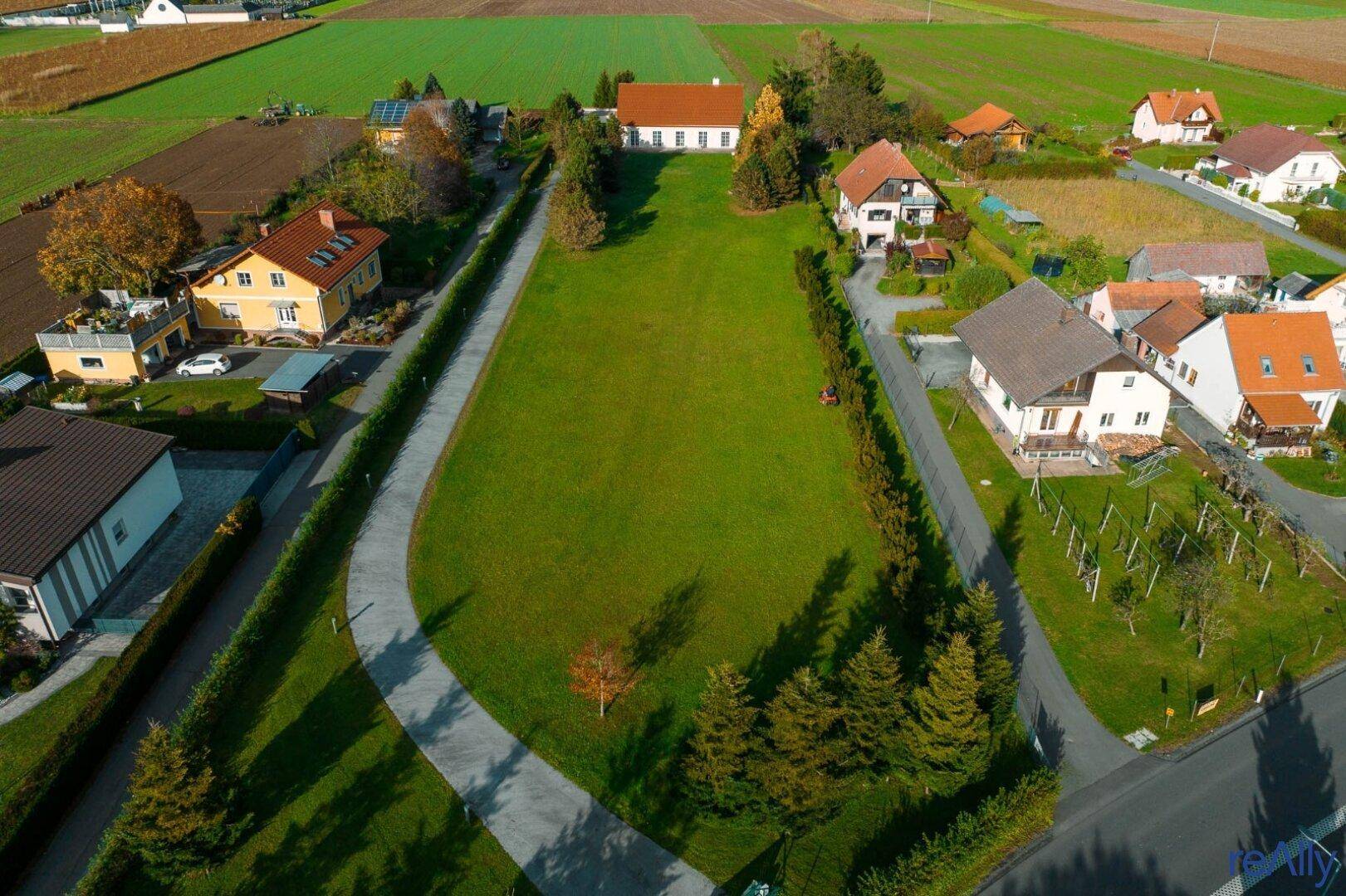 Weitläufiges Grundstück mit gepflegter Rasenfläche und umgebender ländlicher Landschaft.