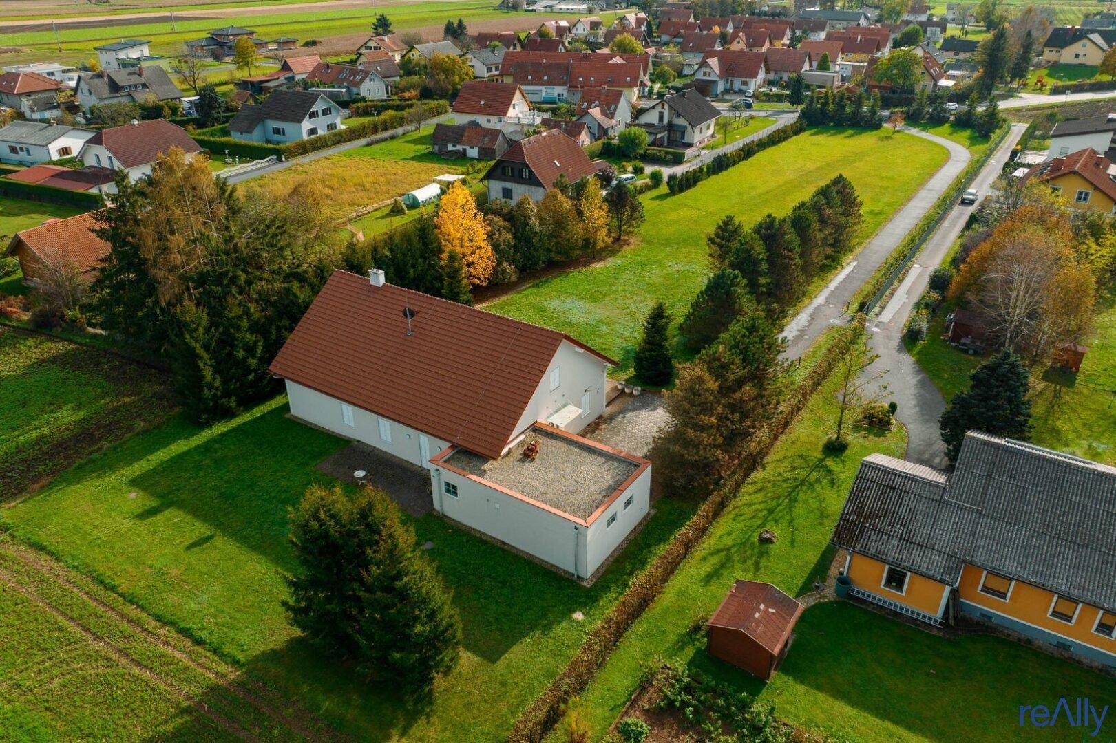 Luftaufnahme des Anwesens mit großem Grundstück und umliegender ländlicher Bebauung.