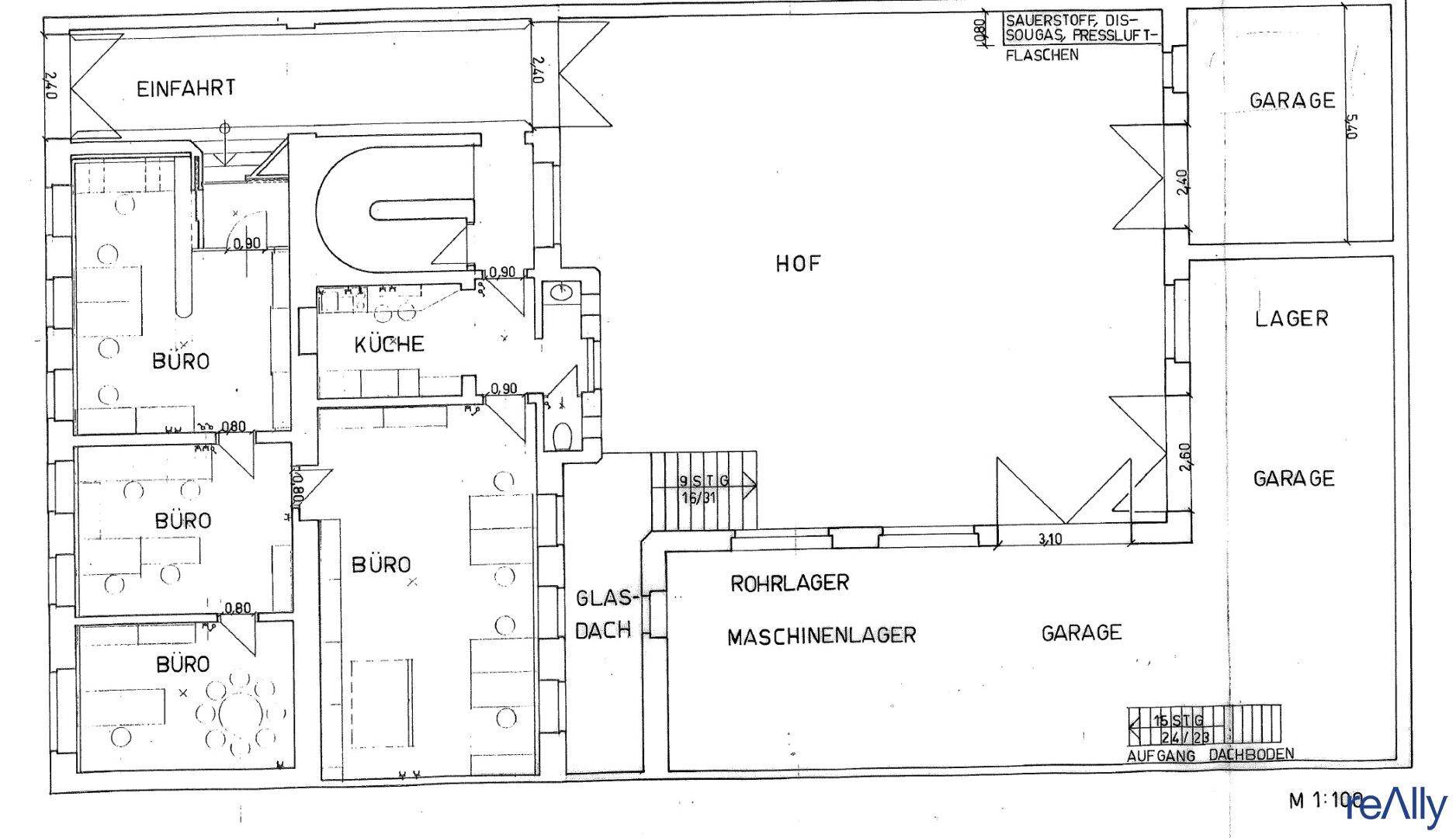 Grundriss des Erdgeschosses mit Büros, Küche, Hof und Lagerbereichen, inklusive Garagenzugang.