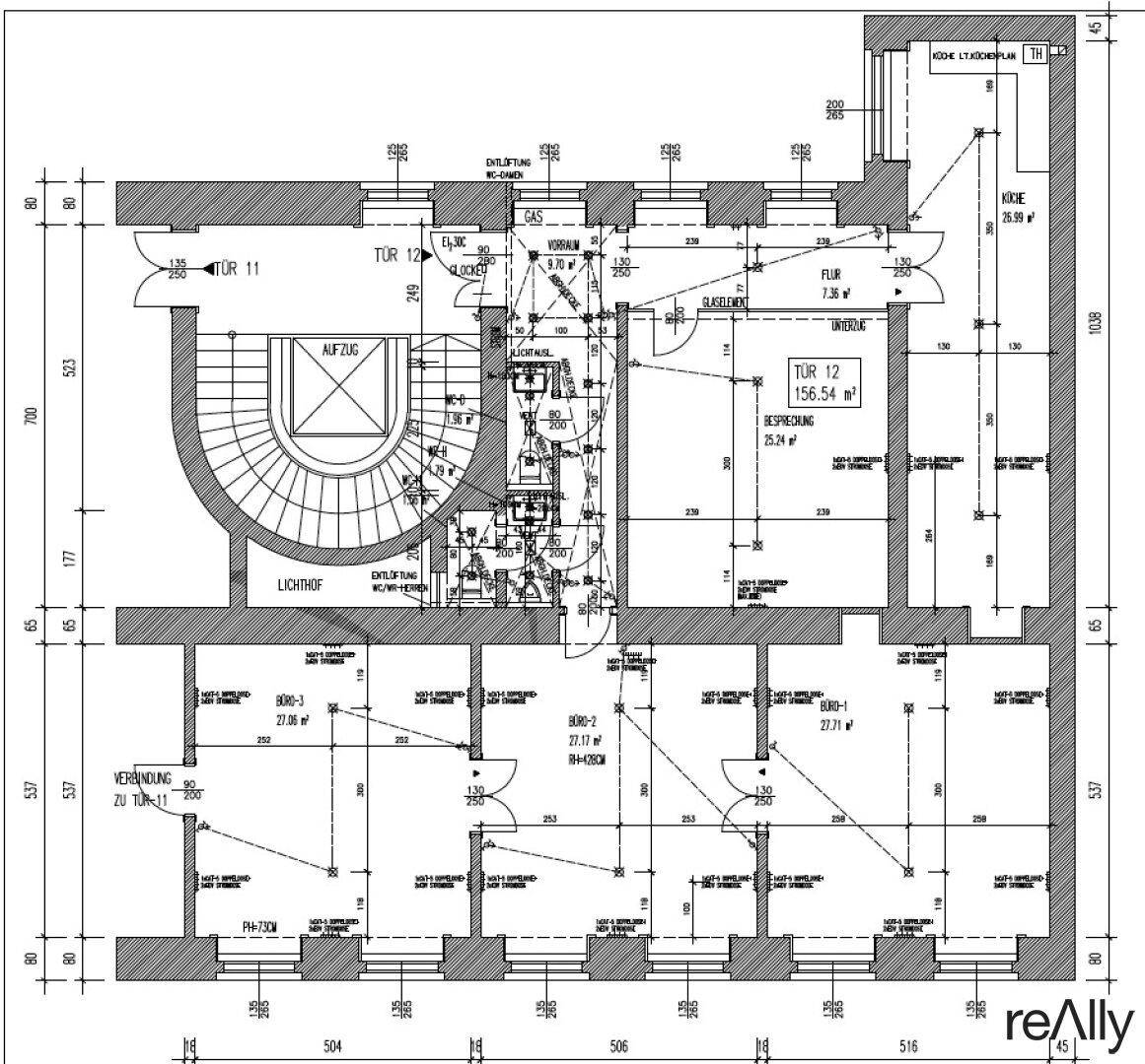 Grundriss einer Etage mit Büroräumen, Treppenhaus und Aufzug, inklusive detaillierter Bemaßung.