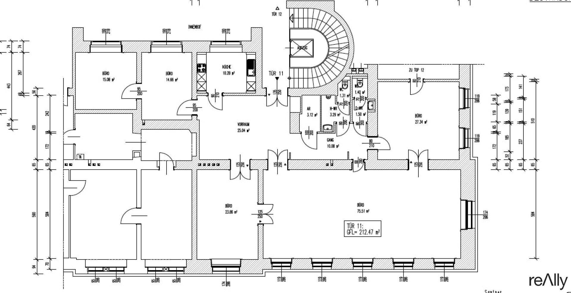 Detaillierter Grundriss einer Etage mit mehreren Räumen und einer Wendeltreppe.