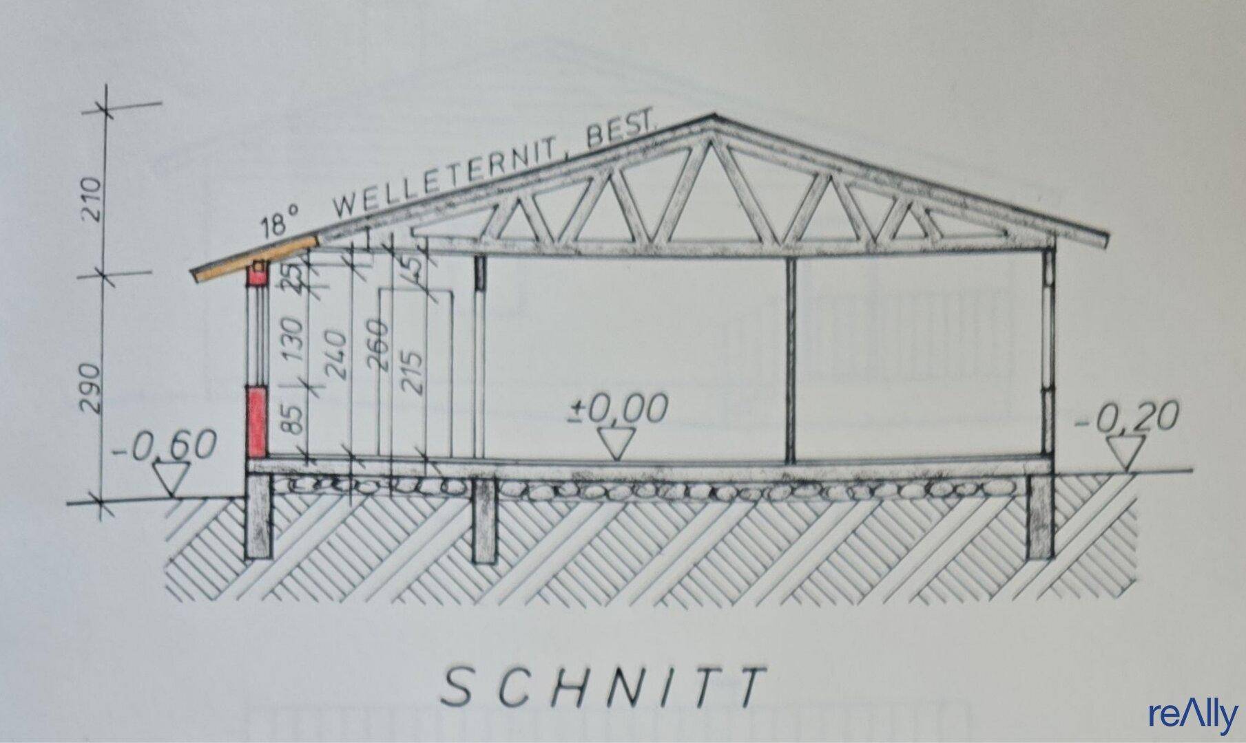 Schnittzeichnung eines Gebäudes mit Dachkonstruktion und Höhenangaben.