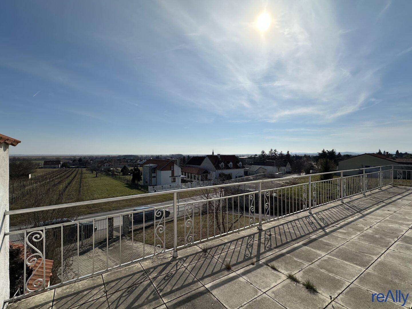 Attraktives Grundstück mit Haus in erhöhter Lage und traumhaftem Weitblick – großes Potenzial in Purbach am Neusiedler See - Ansicht 4