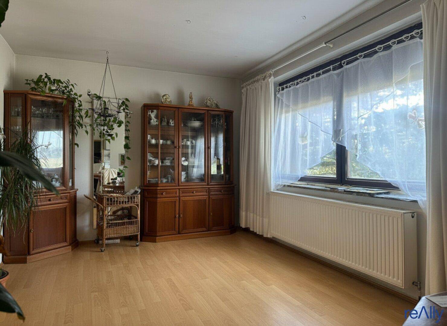Wohnen im Grünen – großzügiges Einfamilienhaus mit Traumgarten, Gästebereich &amp; viel Potenzial - Ansicht 3