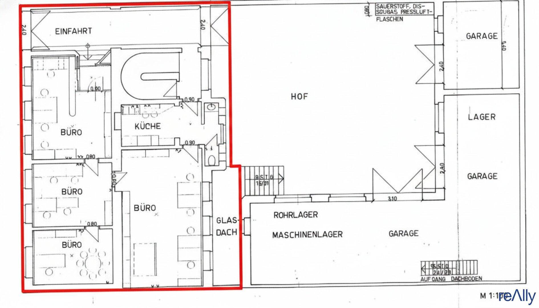 Detaillierter Grundriss mit Büros, Küche, Hof und Garagenbereichen, inklusive Maßen.