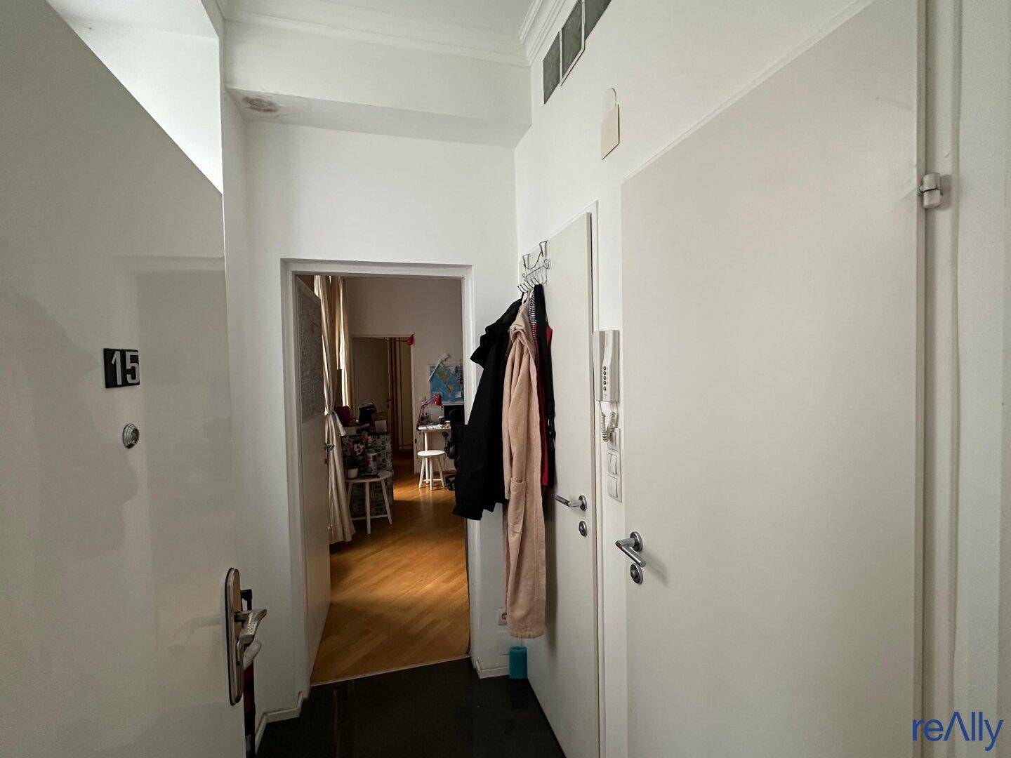 Eingangsbereich mit Garderobe und Blick in den Wohnbereich.