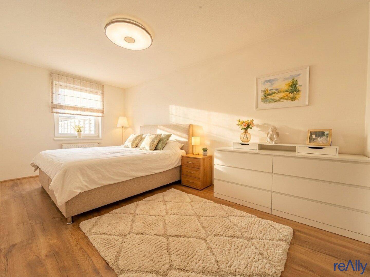 Gemütliches Schlafzimmer mit Doppelbett, Holzfußboden und viel natürlichem Licht.