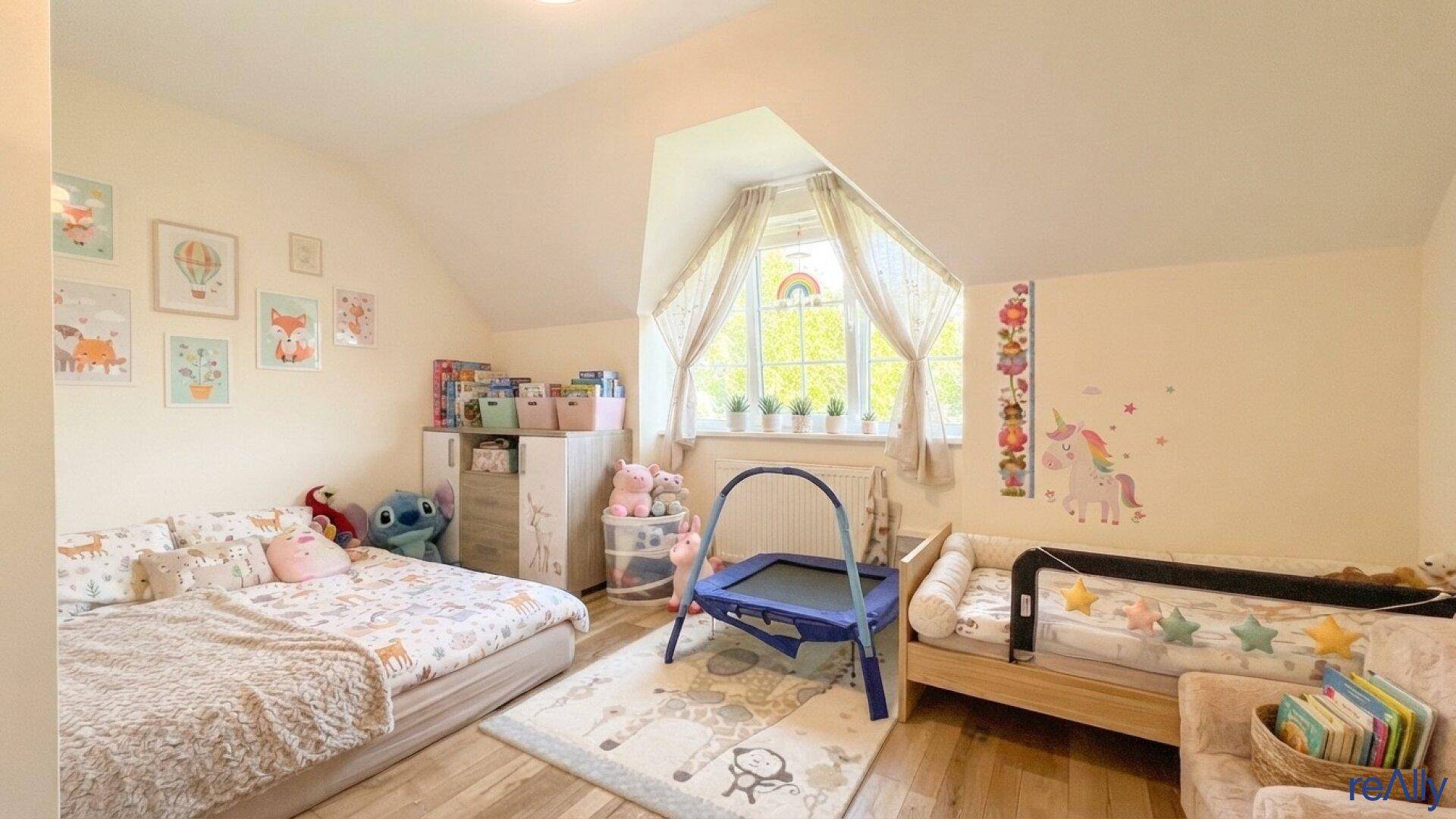 Farbenfrohes Kinderzimmer mit zwei Betten, Spielzeug und freundlicher Dekoration.
