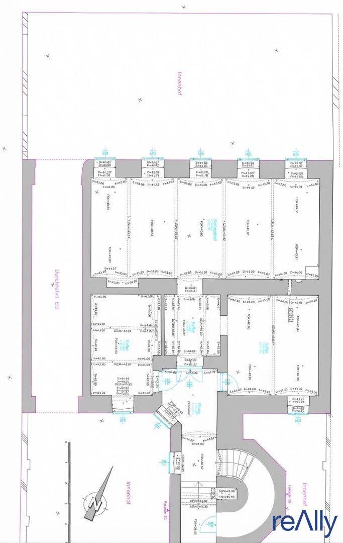 Grundriss eines Gebäudes mit mehreren Räumen und einem Treppenhaus, der die Aufteilung zeigt.