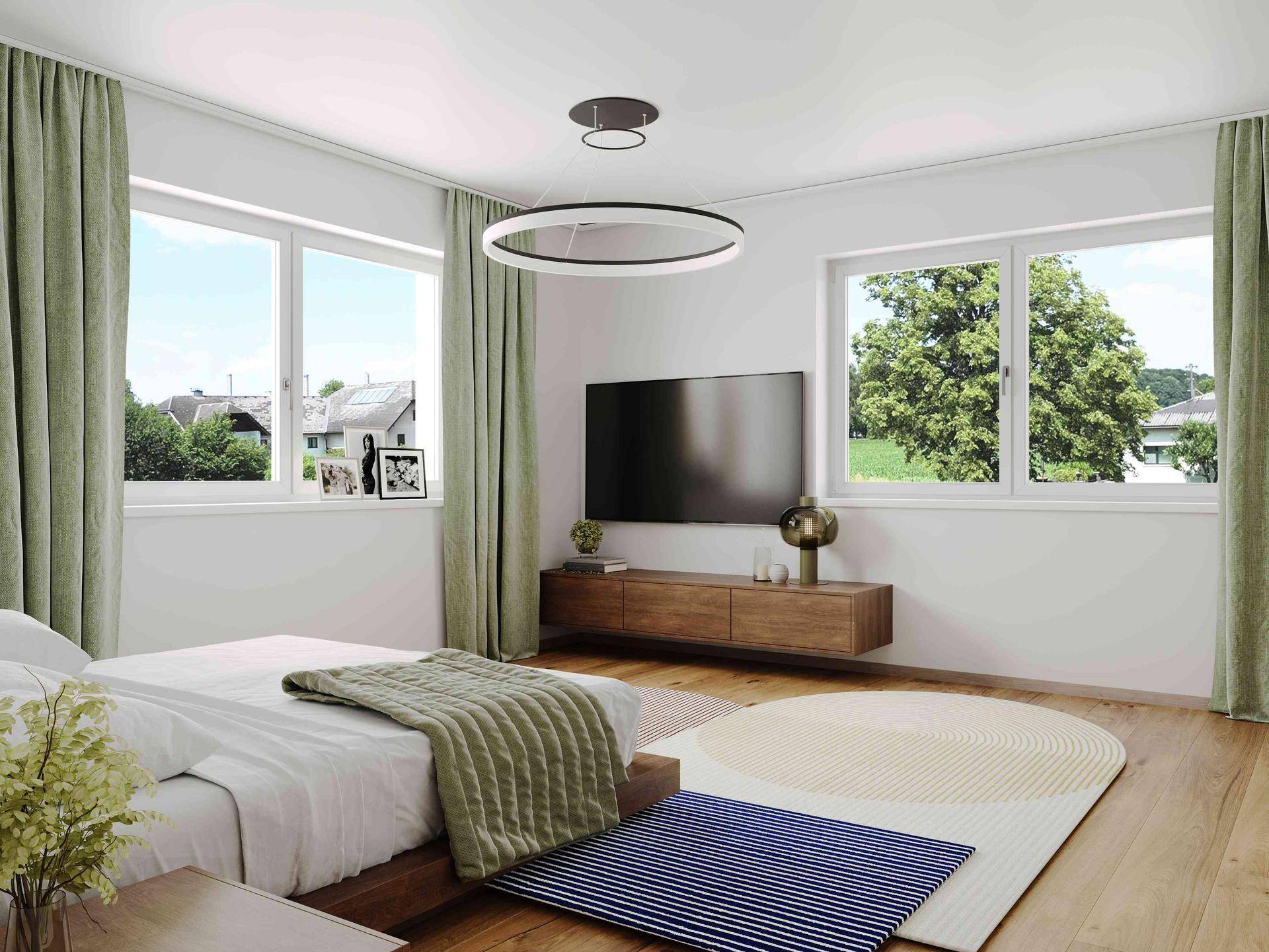 Helles Schlafzimmer mit Holzboden, großem Bett und zwei Fenstern, die viel Tageslicht hereinlassen.