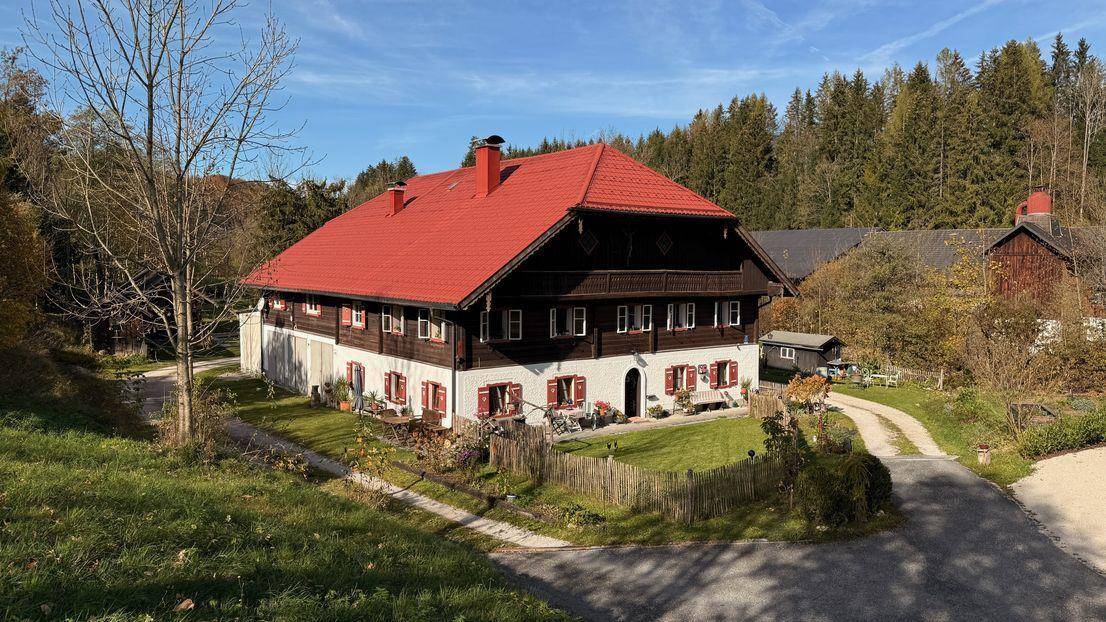 … AIGNER – Großzügig renoviertes Anwesen mit Pferdestall, Werkstatt- und Garagenflächen sowie Bachlauf in idyllischer Lage am Wolfgangsee … - Ansicht 2
