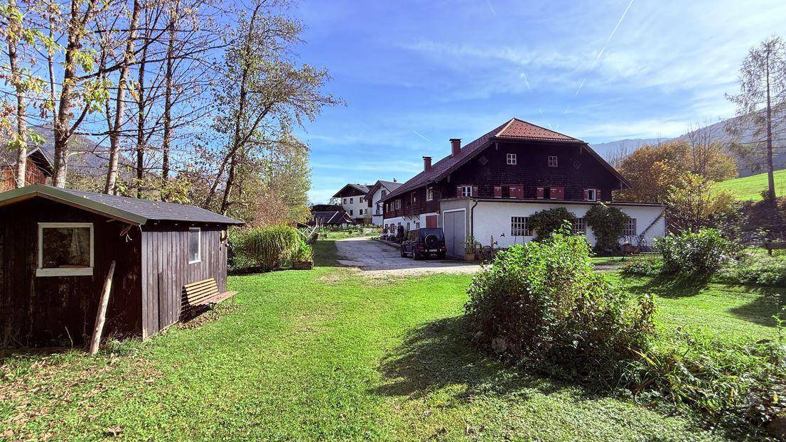 … AIGNER – Großzügig renoviertes Anwesen mit Pferdestall, Werkstatt- und Garagenflächen sowie Bachlauf in idyllischer Lage am Wolfgangsee … - Ansicht 3