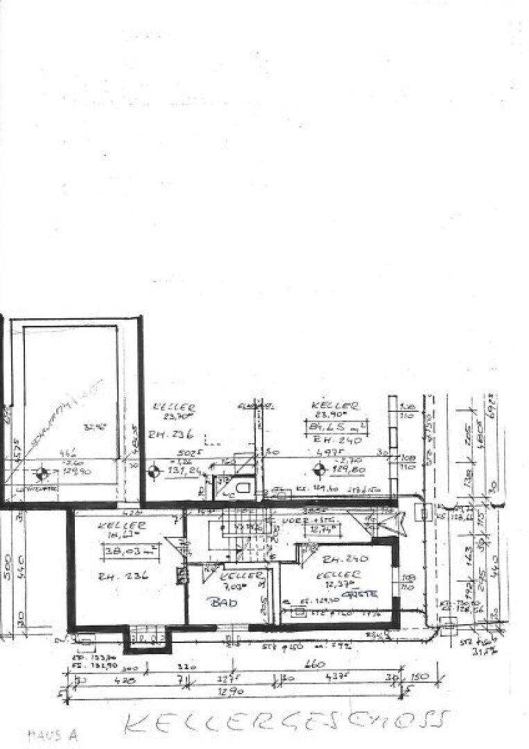 Handgezeichneter Grundriss des Kellergeschosses mit verschiedenen Kellerräumen und einem Bad.