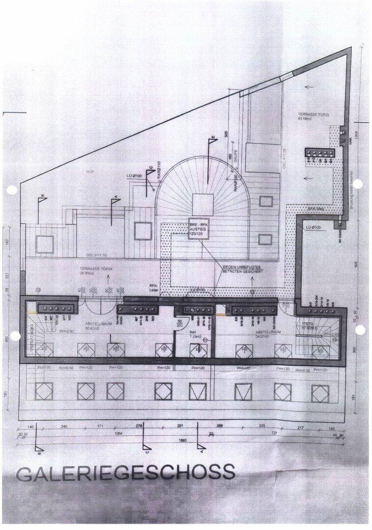 Grundriss des Galeriegeschosses mit detaillierter Raumaufteilung und Terrassenzugang.
