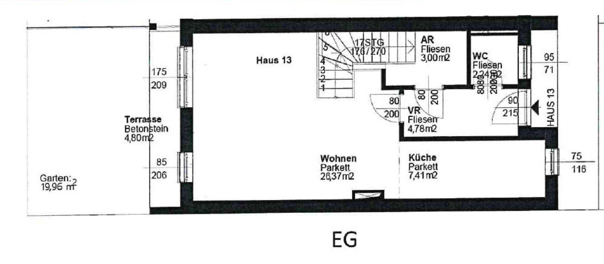 Grundriss des Erdgeschosses mit Wohnzimmer, Küche, WC und Terrasse.