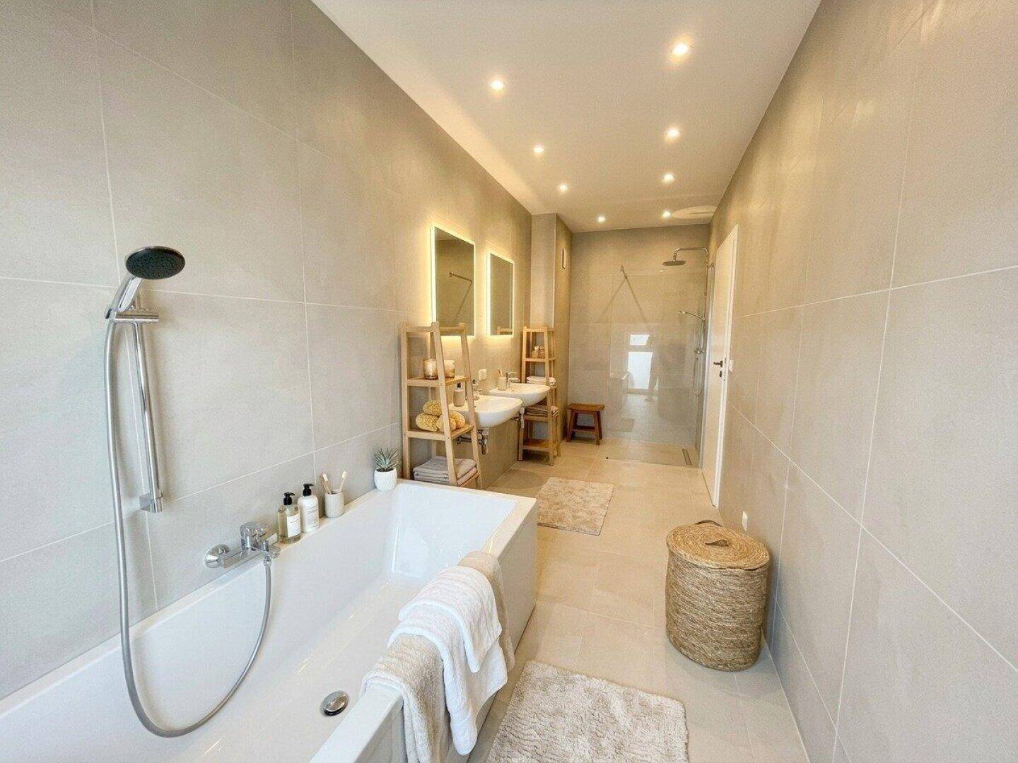 Großes modernes Badezimmer mit Doppelwaschbecken, Badewanne und begehbarer Dusche.