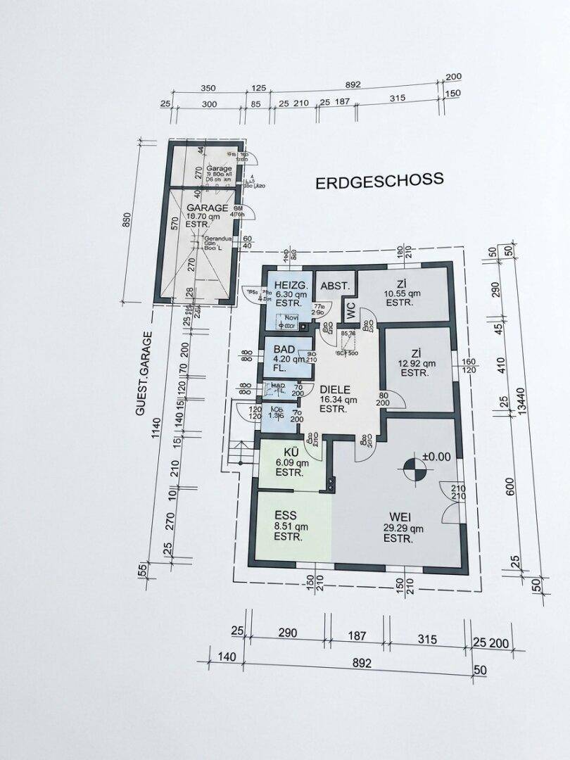Grundriss des Erdgeschosses mit Garage, Wohnbereichen, Bad und separatem WC.