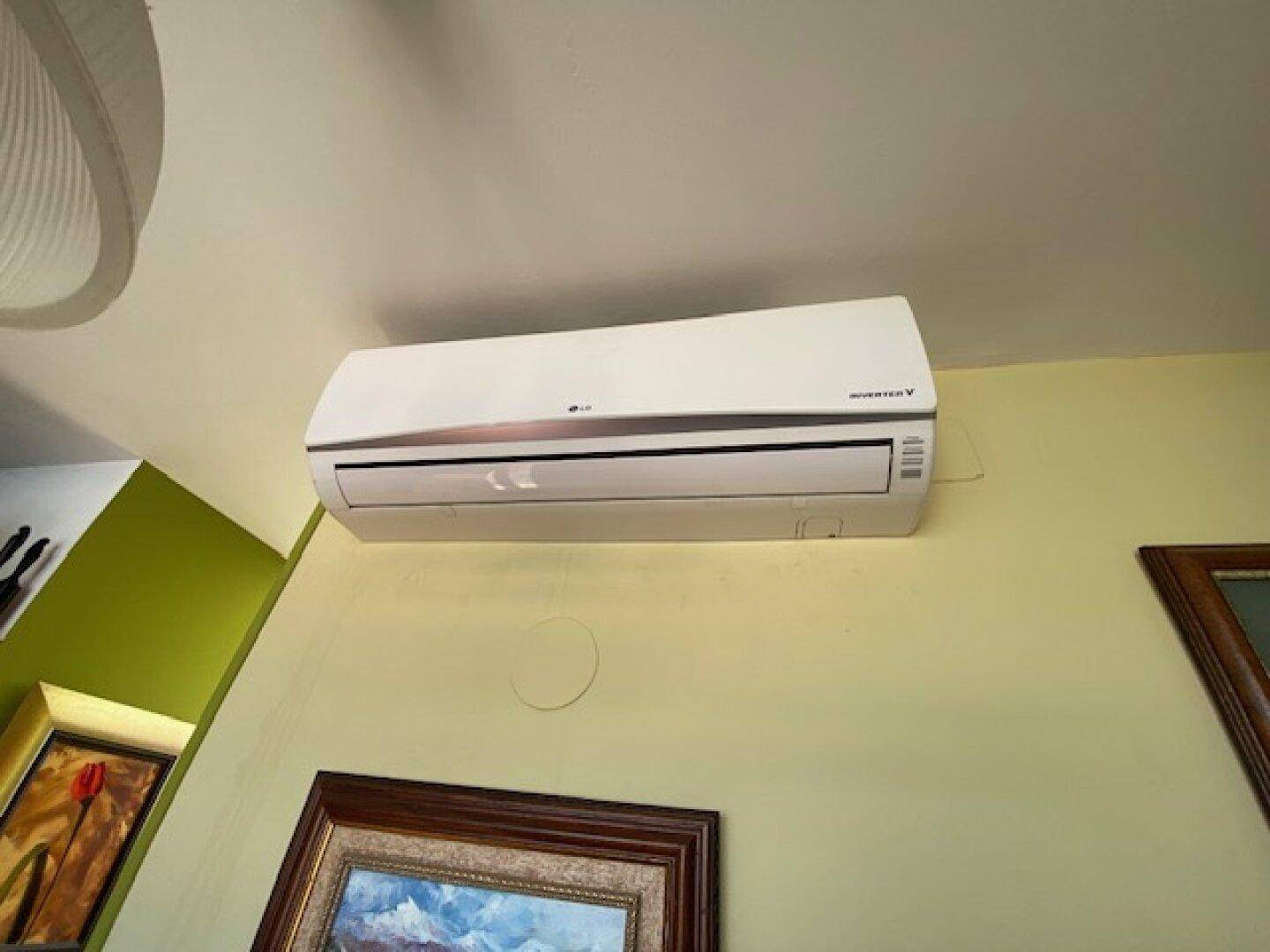Eine moderne Klimaanlage ist an der Wand montiert und sorgt für angenehme Raumtemperaturen.