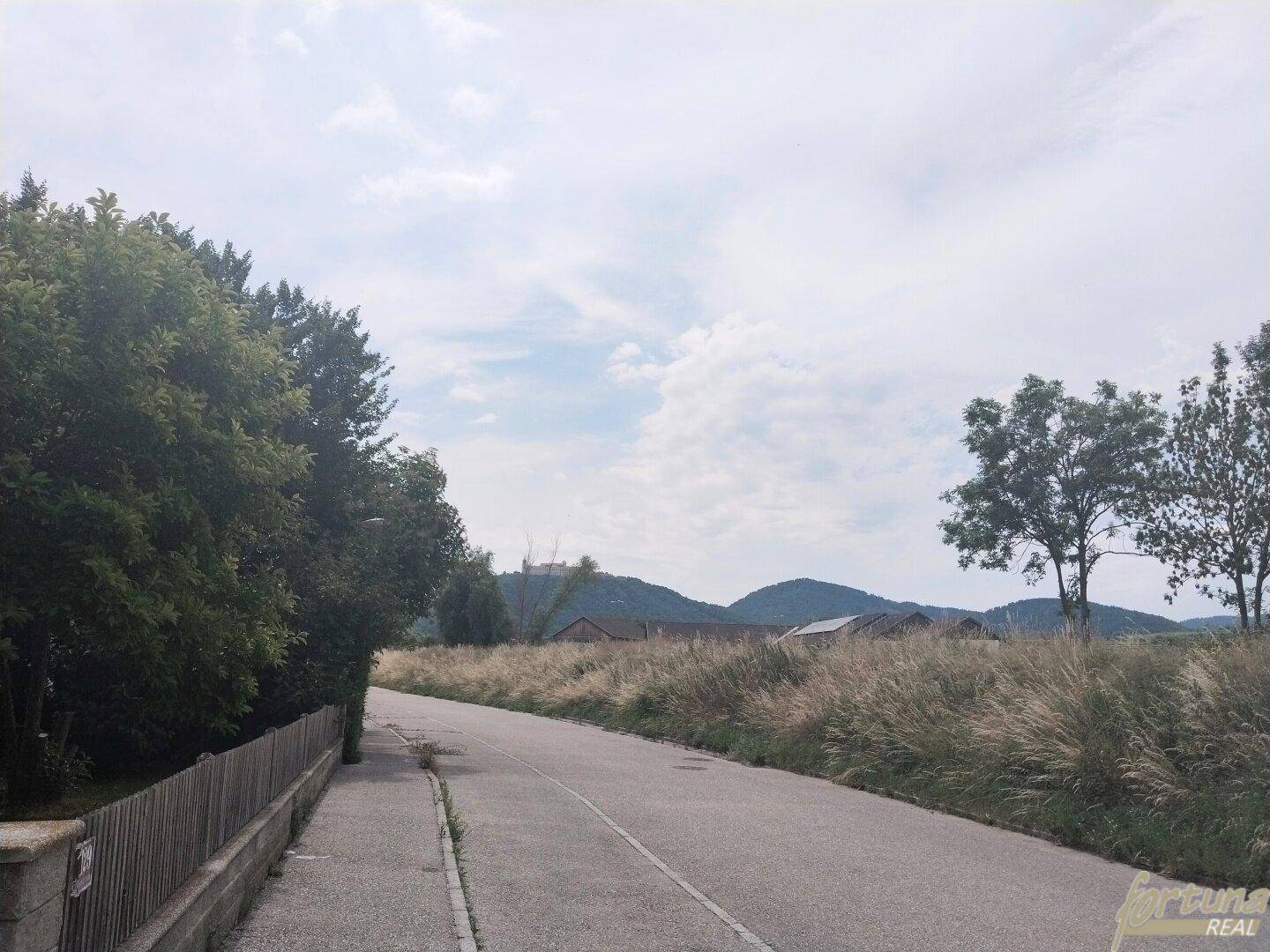 ruhige Gasse angrenzend d Fladnitz