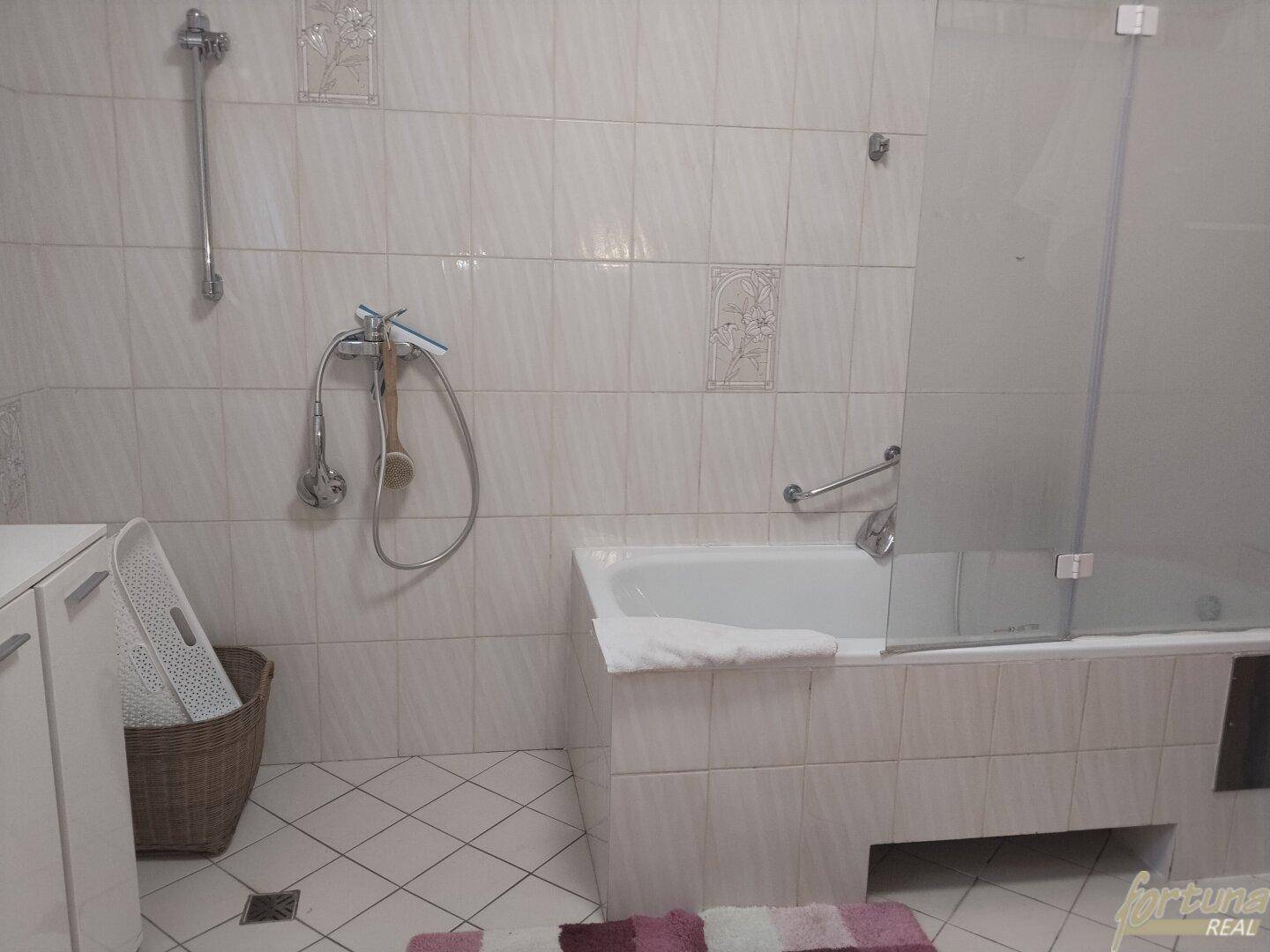 Badezimmer mit Fenster