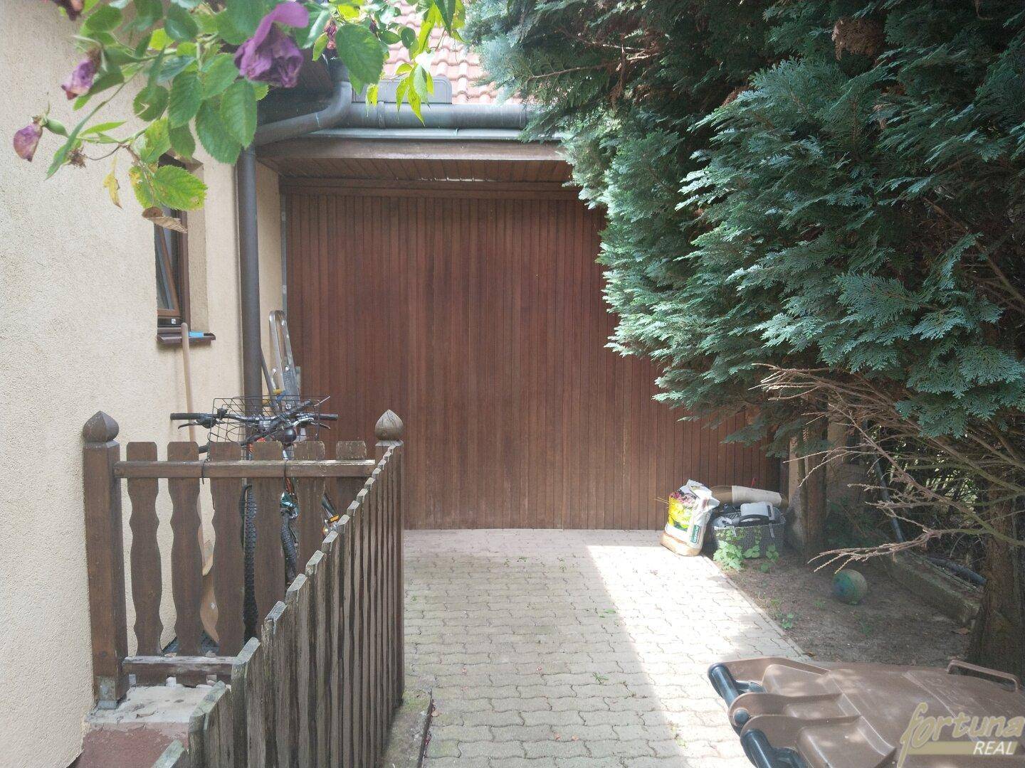 Garten zum überdachten Durchgang