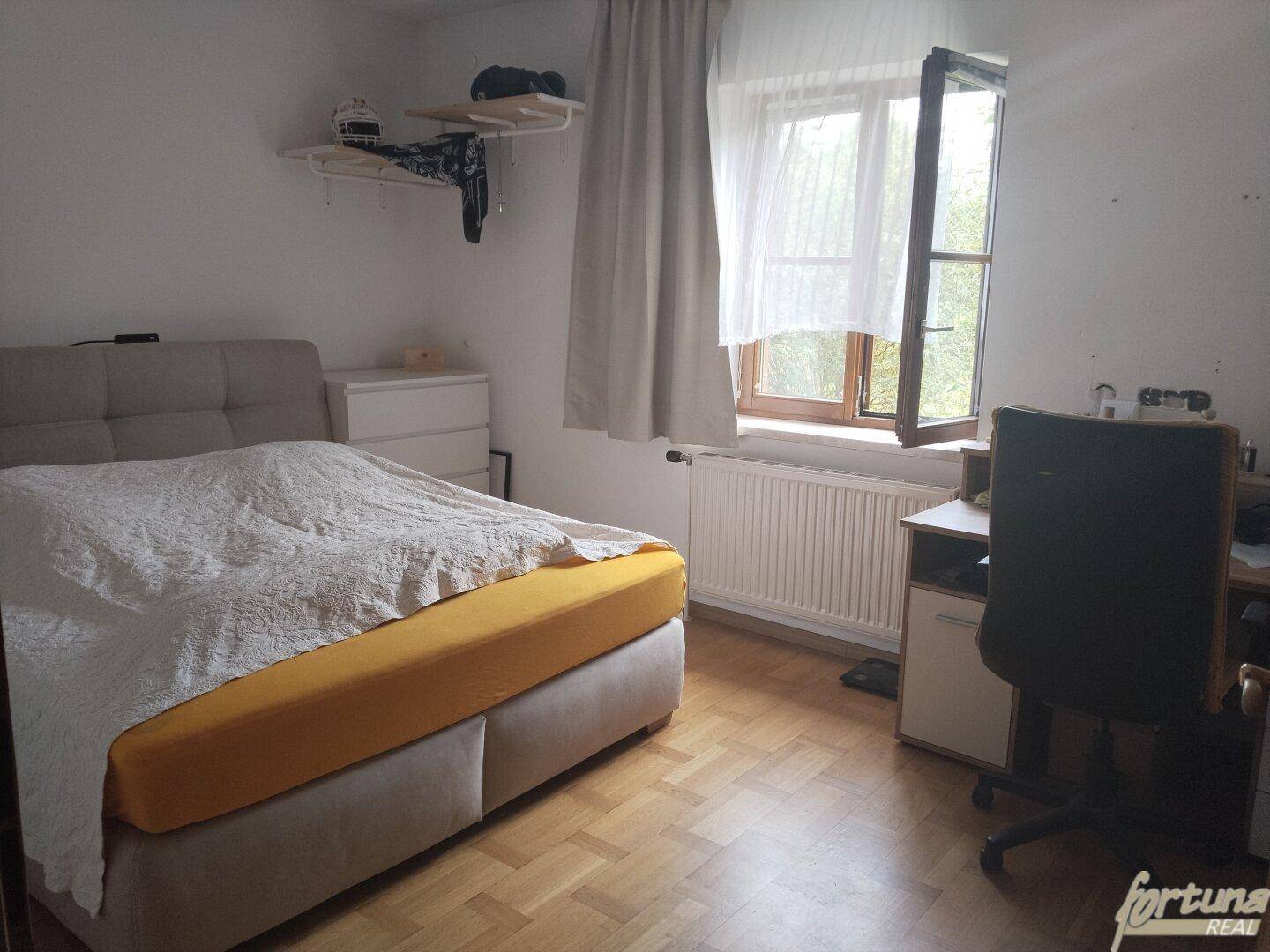 Schlafzimmer 1
