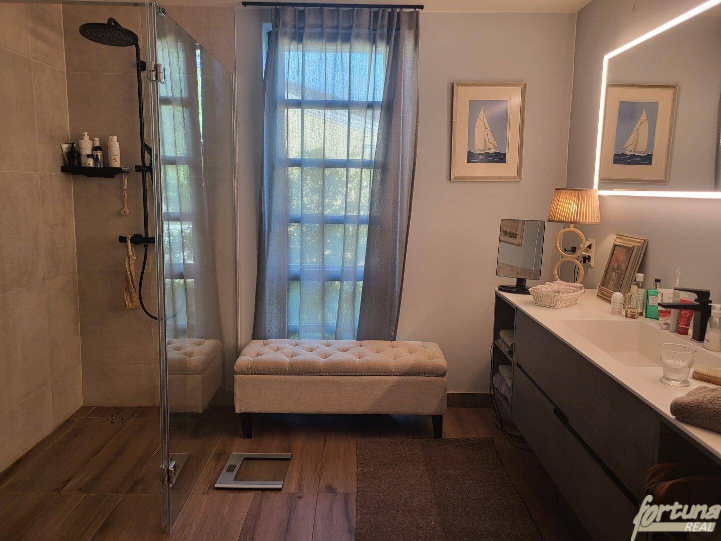 Badezimmer mit Dusche