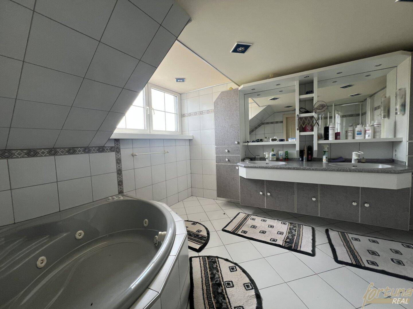 Badezimmer mit Fenster OG