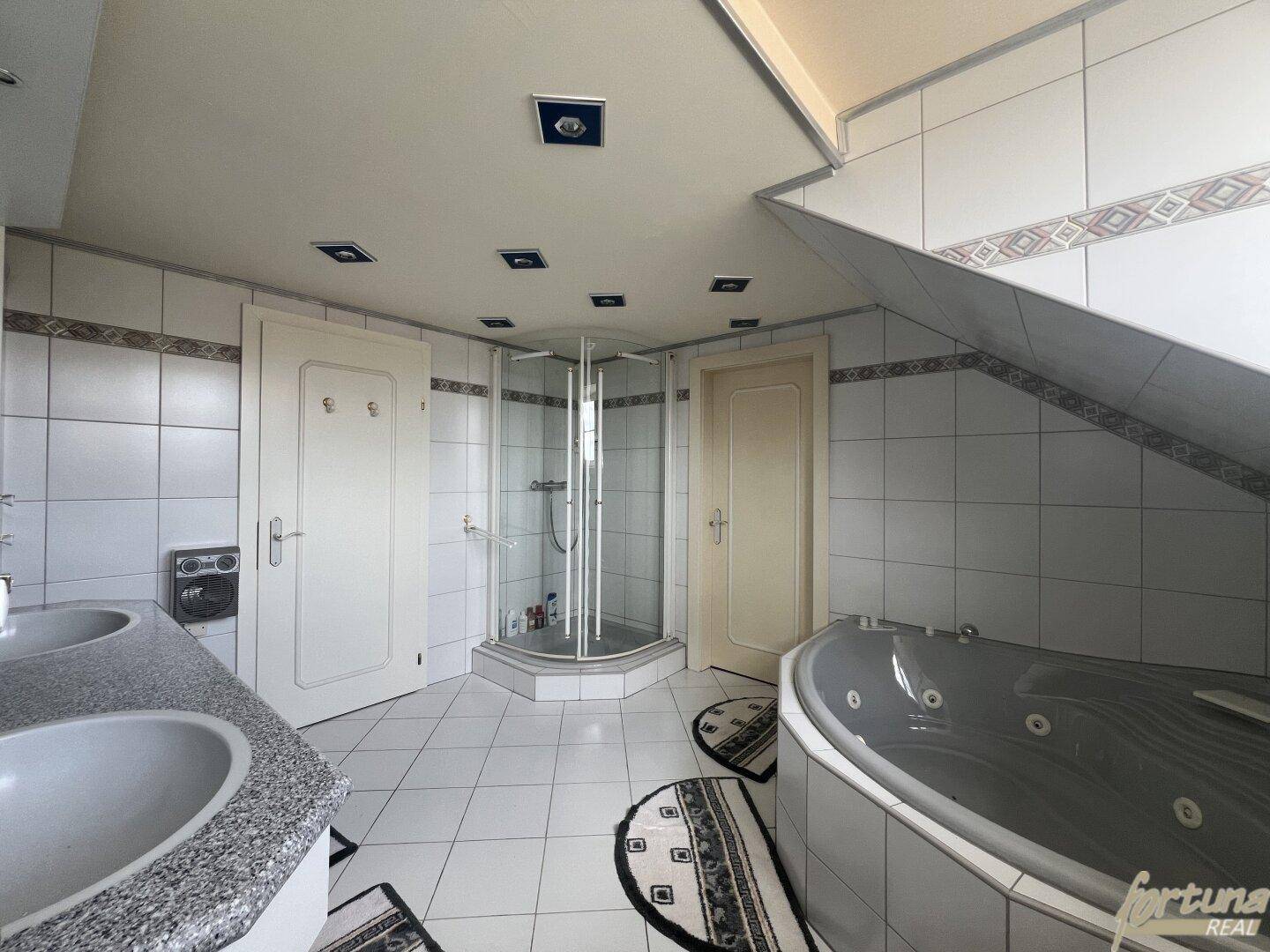 Badezimmer mit Fenster OG