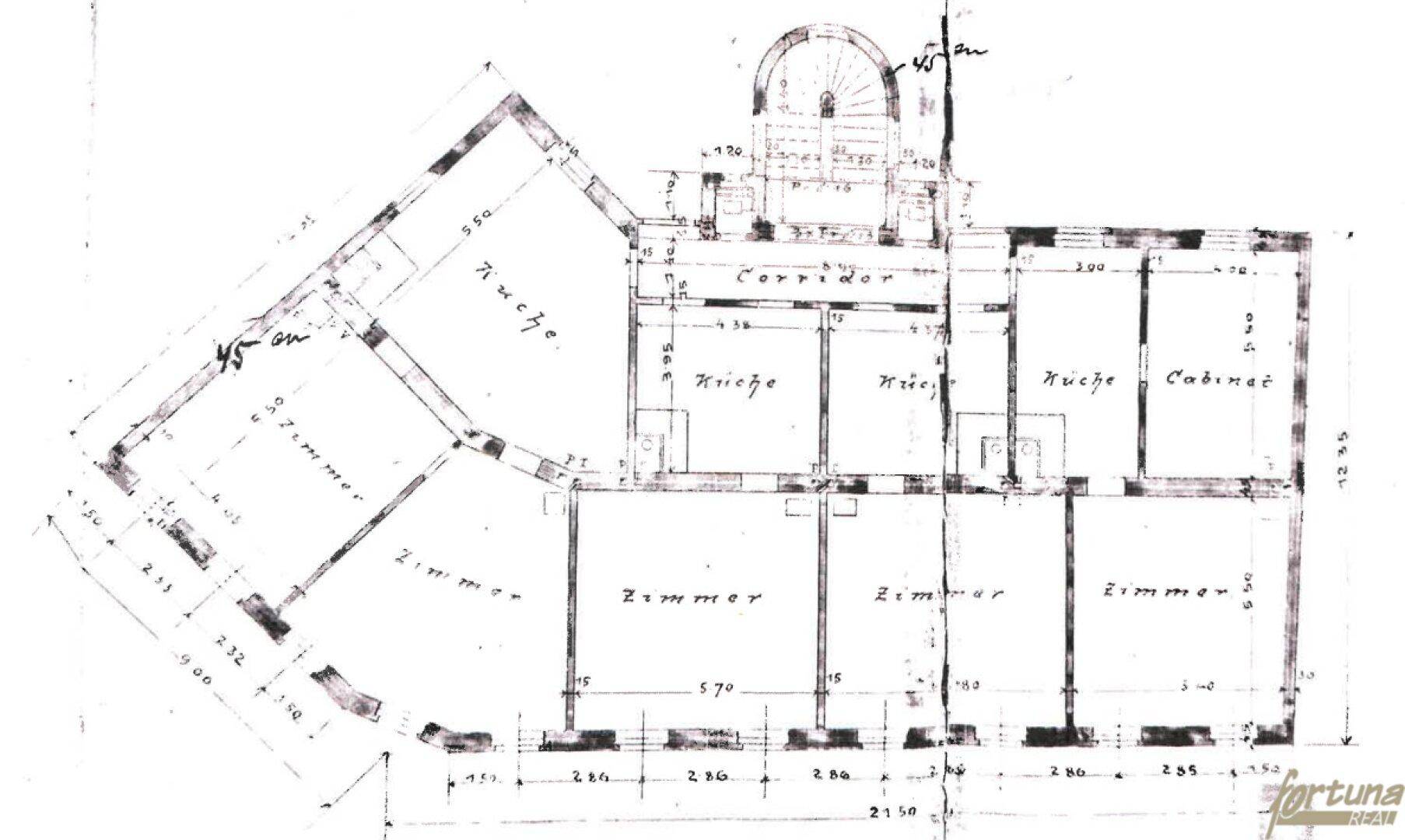 Detaillierter Grundriss des Erdgeschosses mit Raumaufteilung und Treppenhaus.