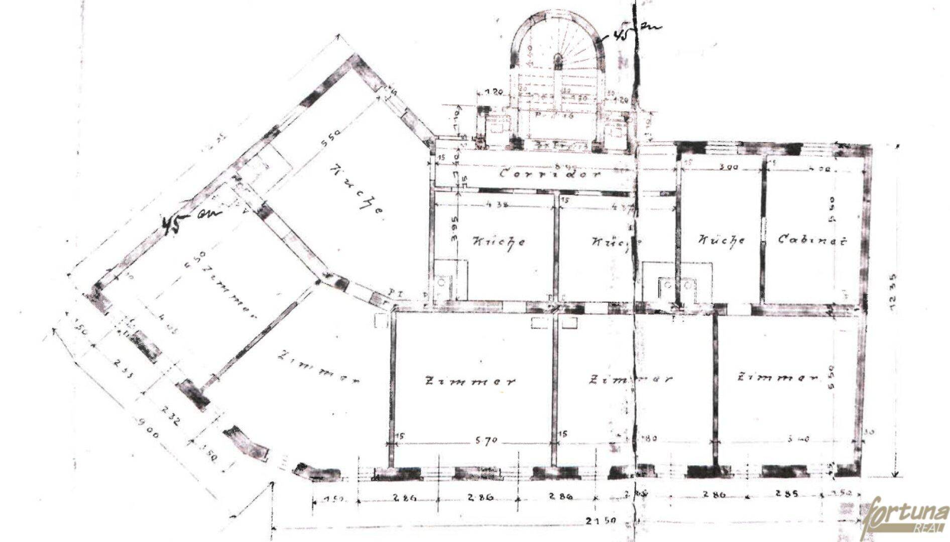 Historischer Grundriss des Erdgeschosses mit mehreren Zimmern und einem Korridor.