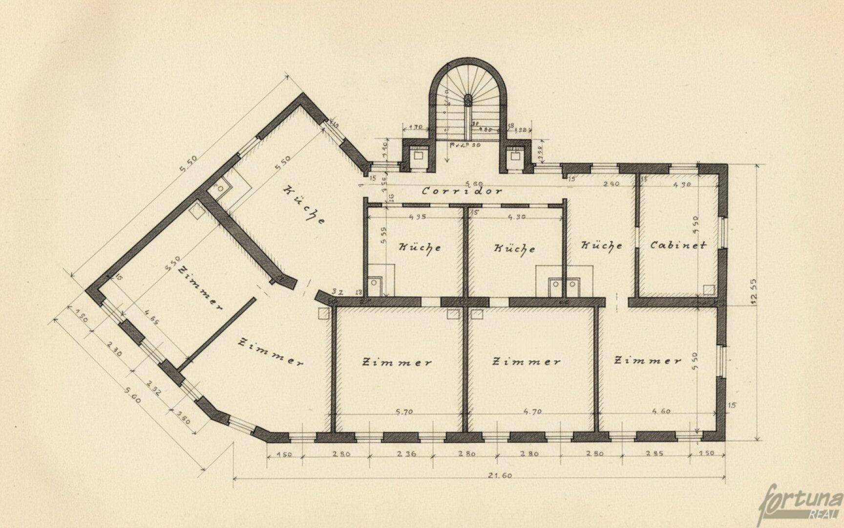Detaillierter Grundriss eines Geschosses mit mehreren Zimmern, Küchen, Korridor und Treppenhauszugang, ohne Farbgebung.