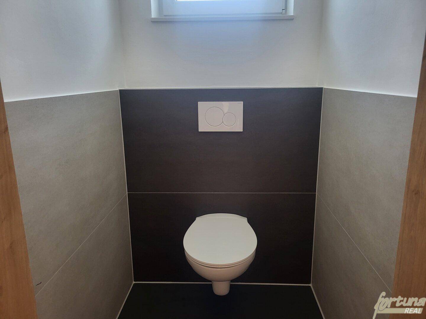 Modernes Gäste-WC mit Wand-WC und stilvollen Fliesen in Grau und Schwarz.