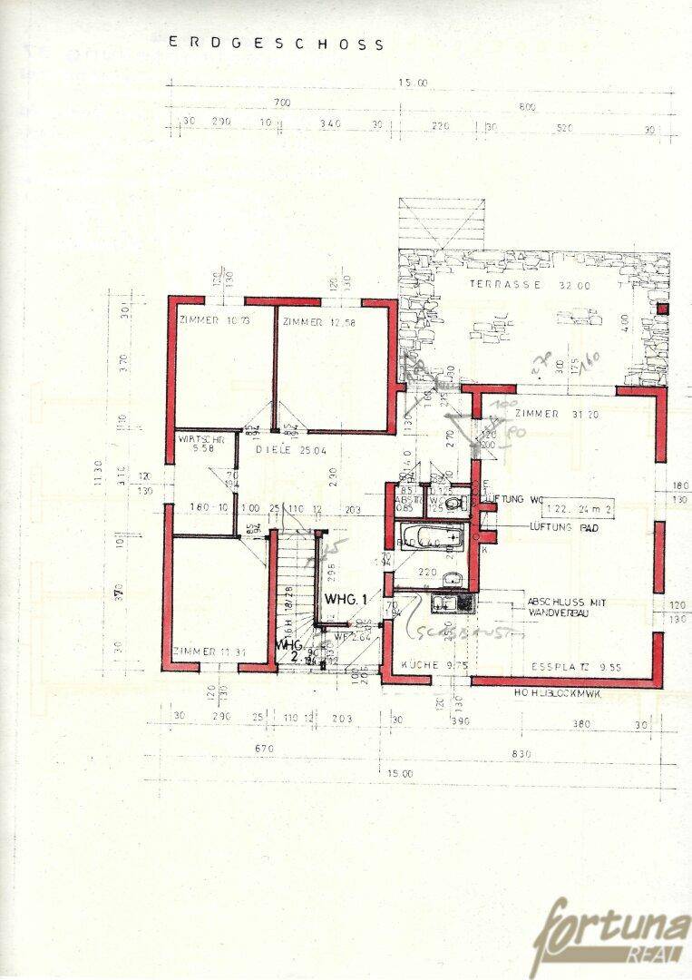 Grundriss des Erdgeschosses mit Terrasse, Küche und Wohnbereich.