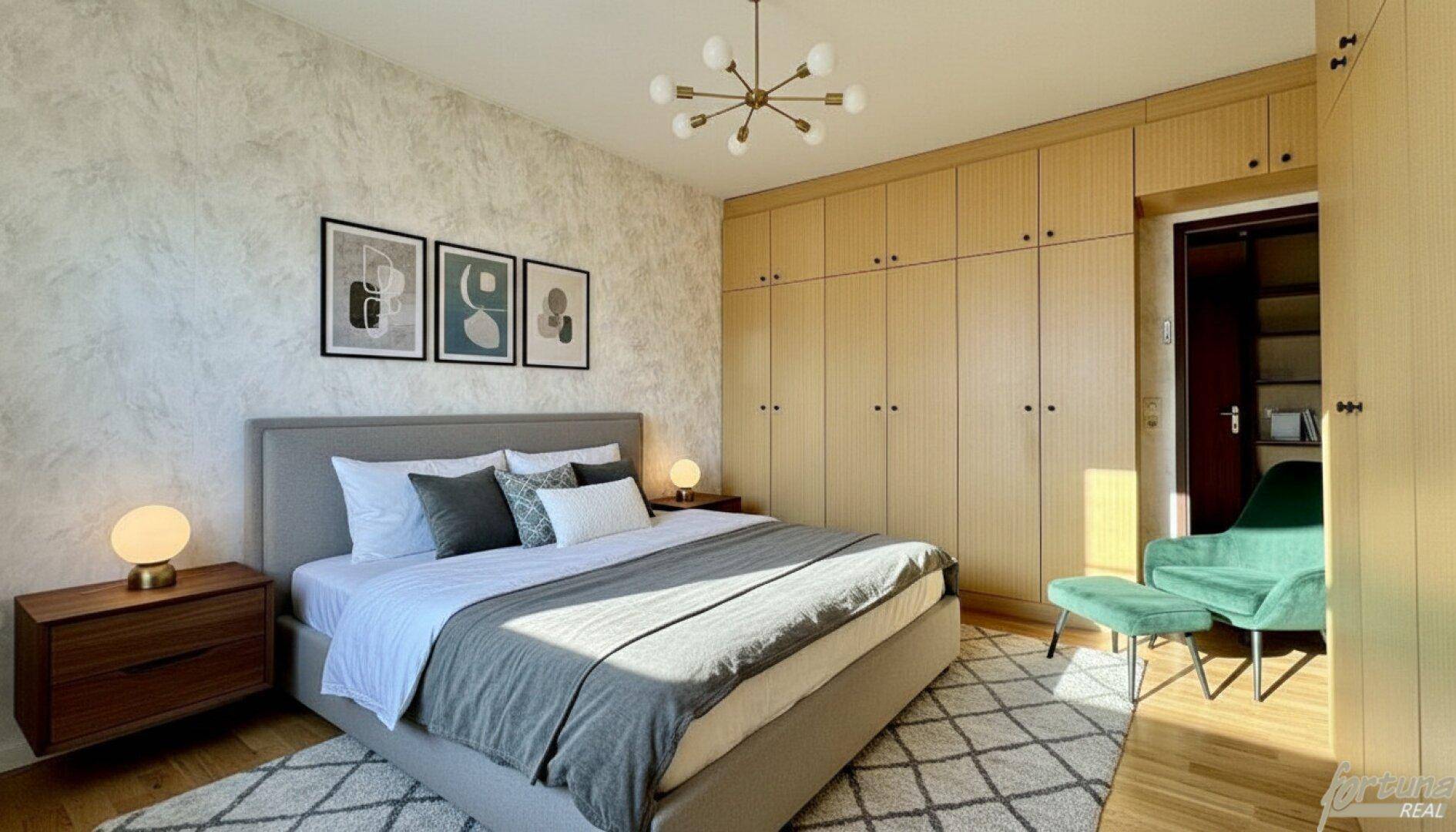 Schlafzimmer mit Einbauschränken, Doppelbett und modernem Deckenlicht, sehr hell.