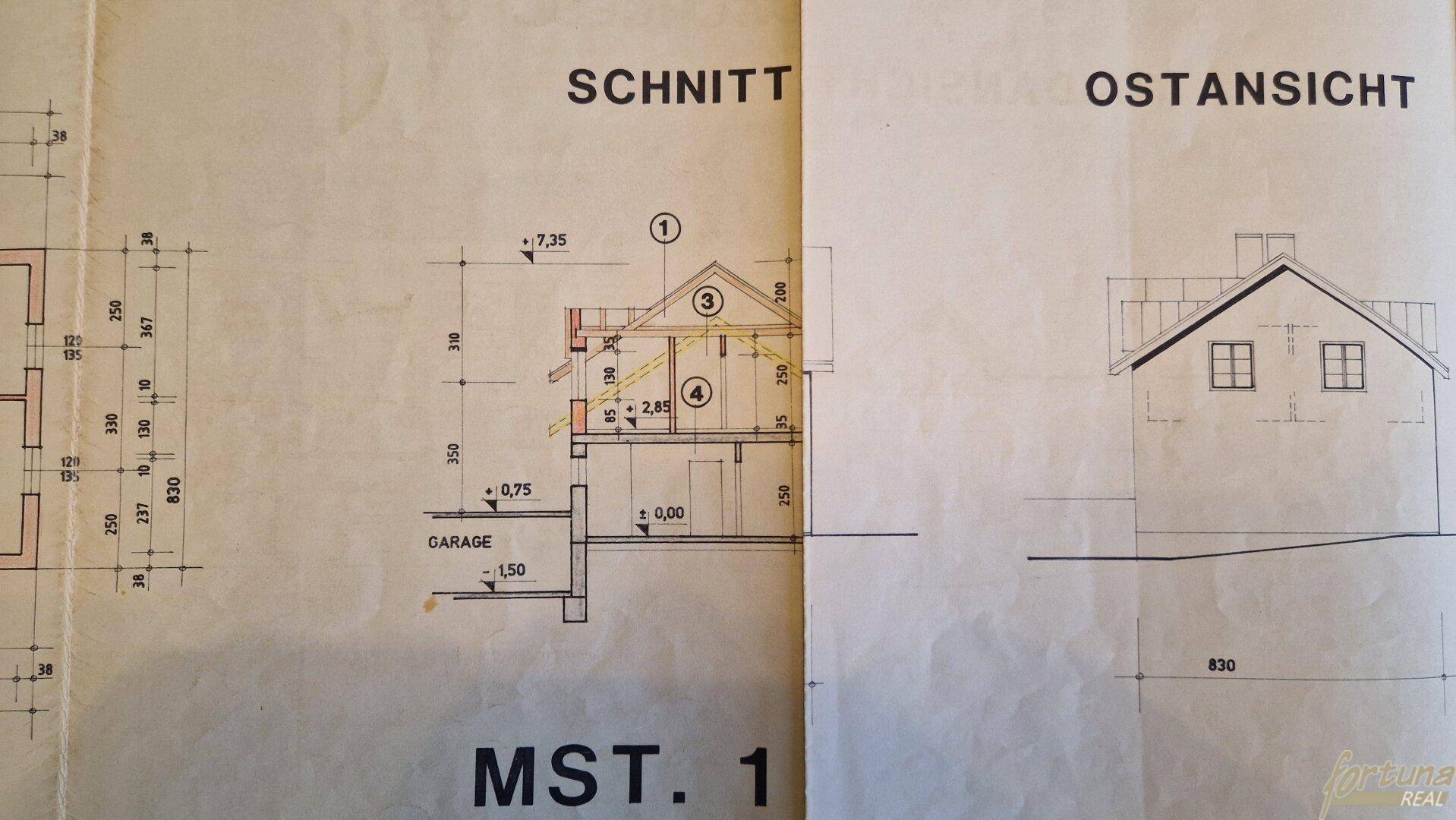Schnittzeichnung und Ostansicht des Gebäudes mit Dachform und Garage.