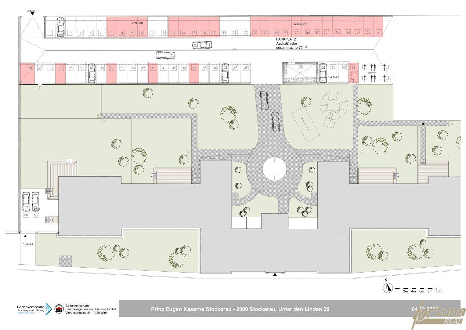 Übersichtsplan des Grundstücks mit Gebäuden, Parkplätzen und Grünflächen inklusive Spielplatz.