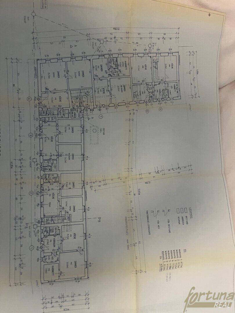 Detaillierter Grundriss des Erdgeschosses mit mehreren Wohneinheiten und Raumaufteilung.