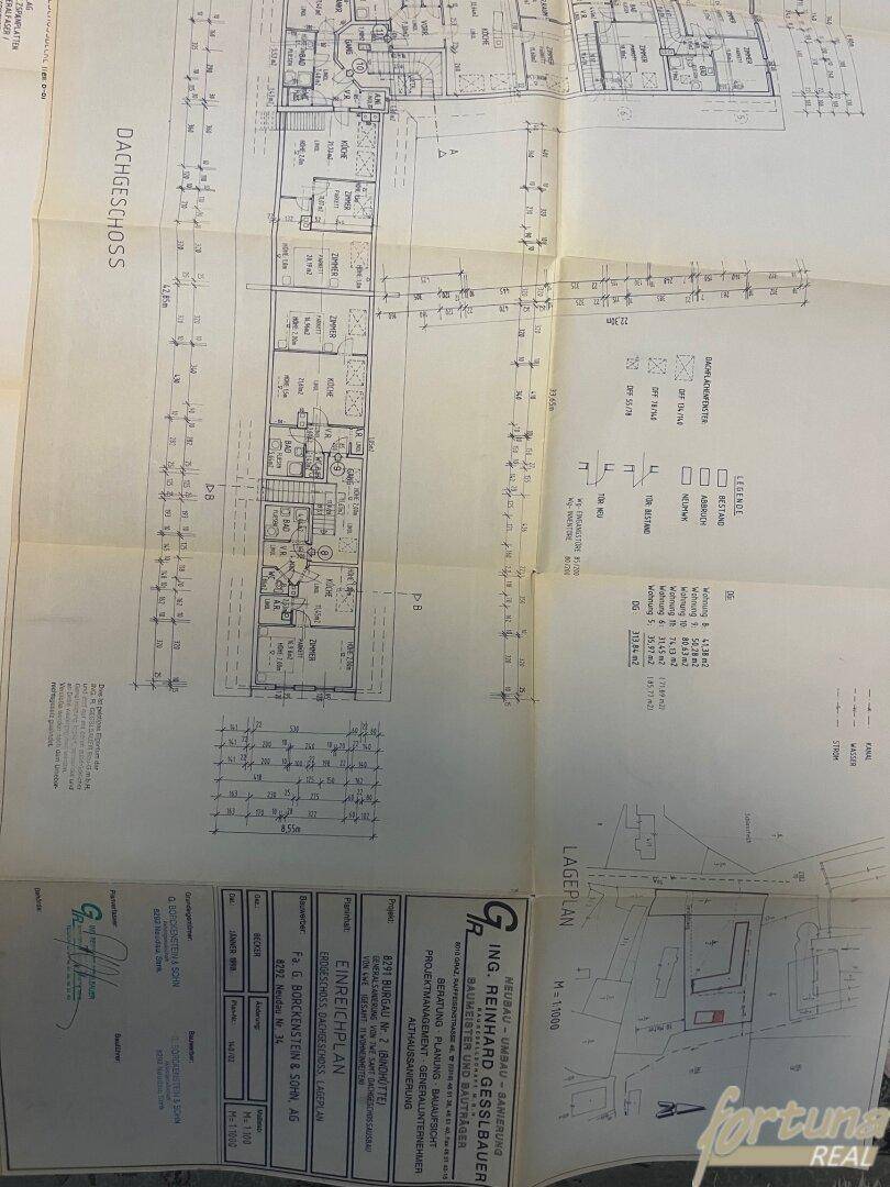 Grundriss des Dachgeschosses mit Wohnungsaufteilung und einem Lageplan des Grundstücks.