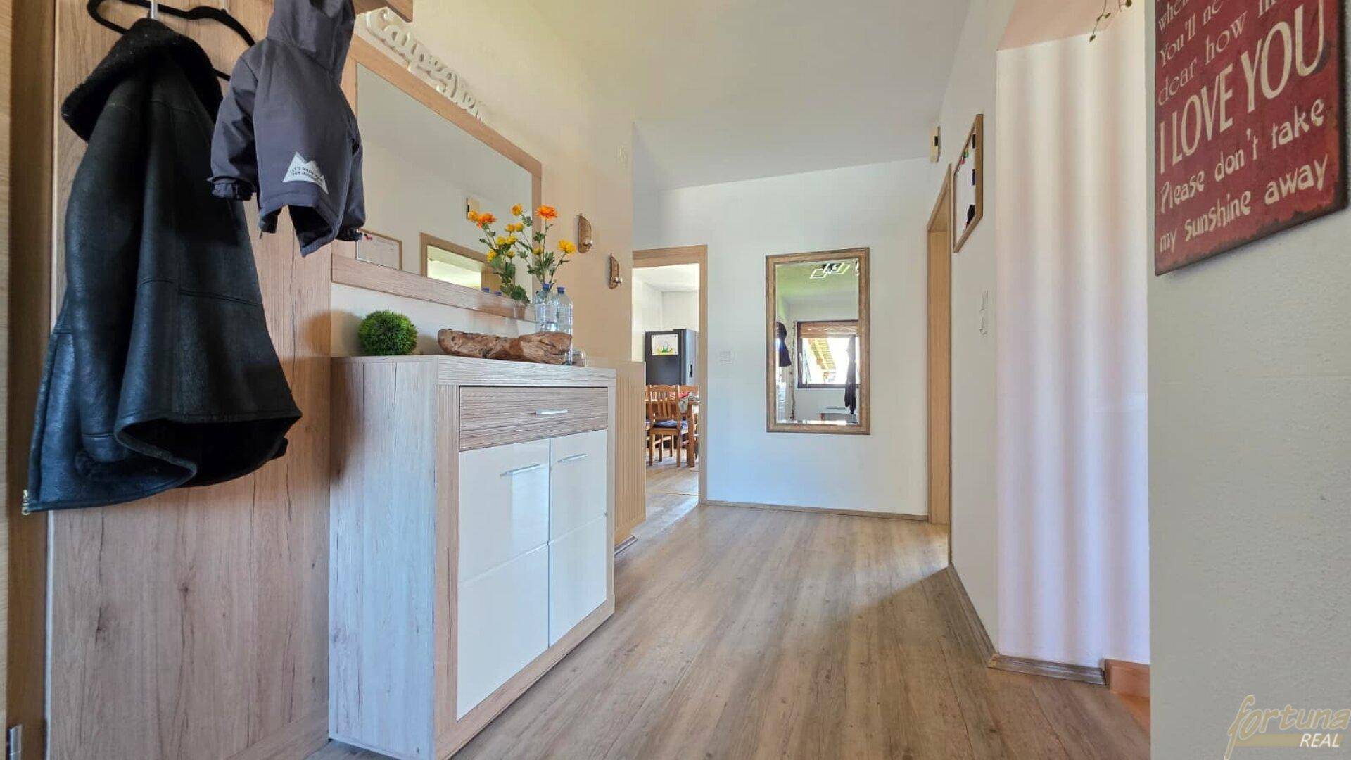 Heller Flur mit modernem Schuhschrank, Spiegeln und Garderobe für eine einladende Atmosphäre.