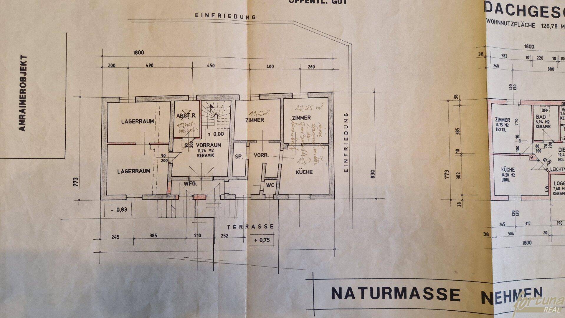 Detaillierter Grundriss des Erdgeschosses mit Lagerraum, Terrasse und sanitären Anlagen.